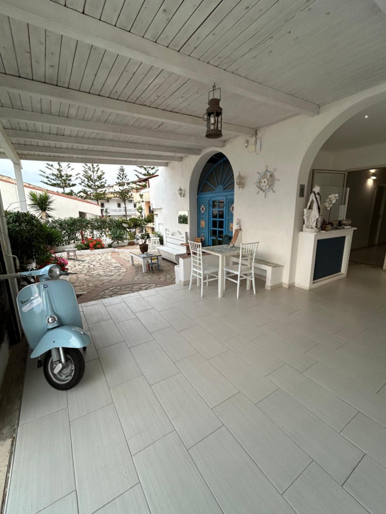 Отель La Porta Del Mare Тропея Экстерьер фото